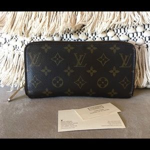 Louise Vuitton Zippy Wallet Monogrammed